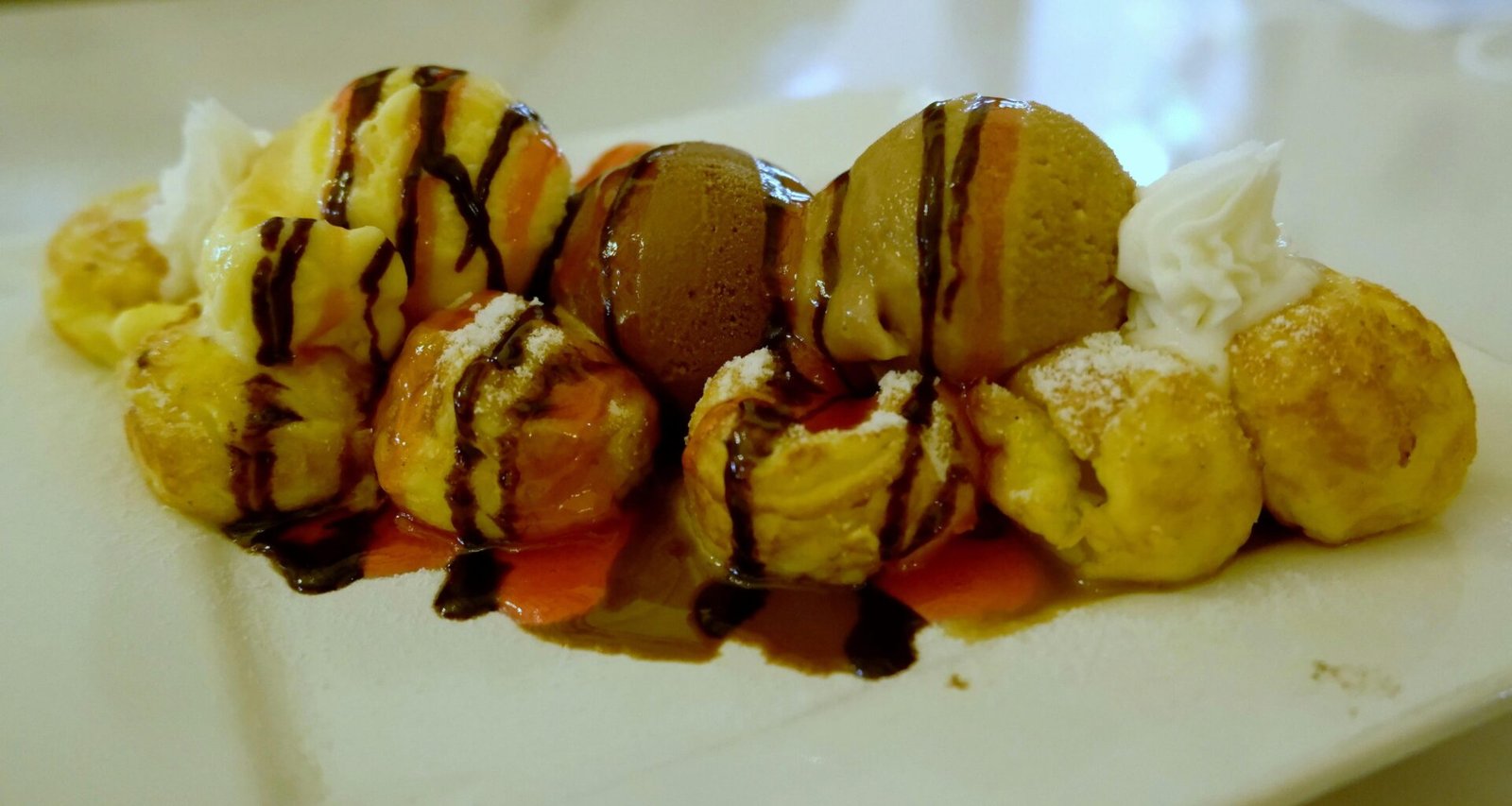 Eine weiße Platte mit Bananen und Dessertstücken, stilvoll arrangiert für einen ansprechenden Bildbeitrag.