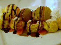 Eine weiße Platte mit Bananen und Dessertstücken, stilvoll arrangiert für einen ansprechenden Bildbeitrag.