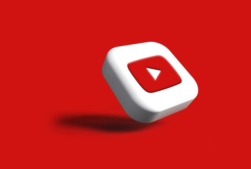 Ein weißer Würfel mit rotem Pfeil, platziert auf einem kräftig roten Hintergrund, dient als Symbol für Richtung im Design-Kontext.