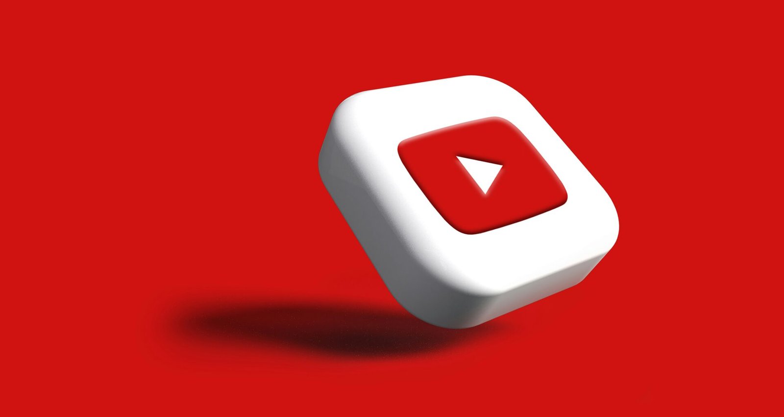 Weißer Würfel mit rotem Pfeil auf rotem Hintergrund, minimalistisches Motiv als Sinnbild für modernes Online Marketing