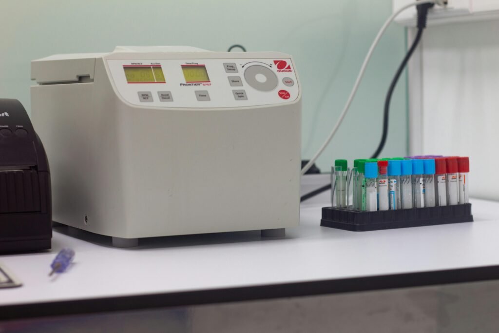 Weißes elektronisches Gerät mit Display und Tasten auf sauberem weißen Hintergrund, geeignet als Titelbild für Technikthemen.