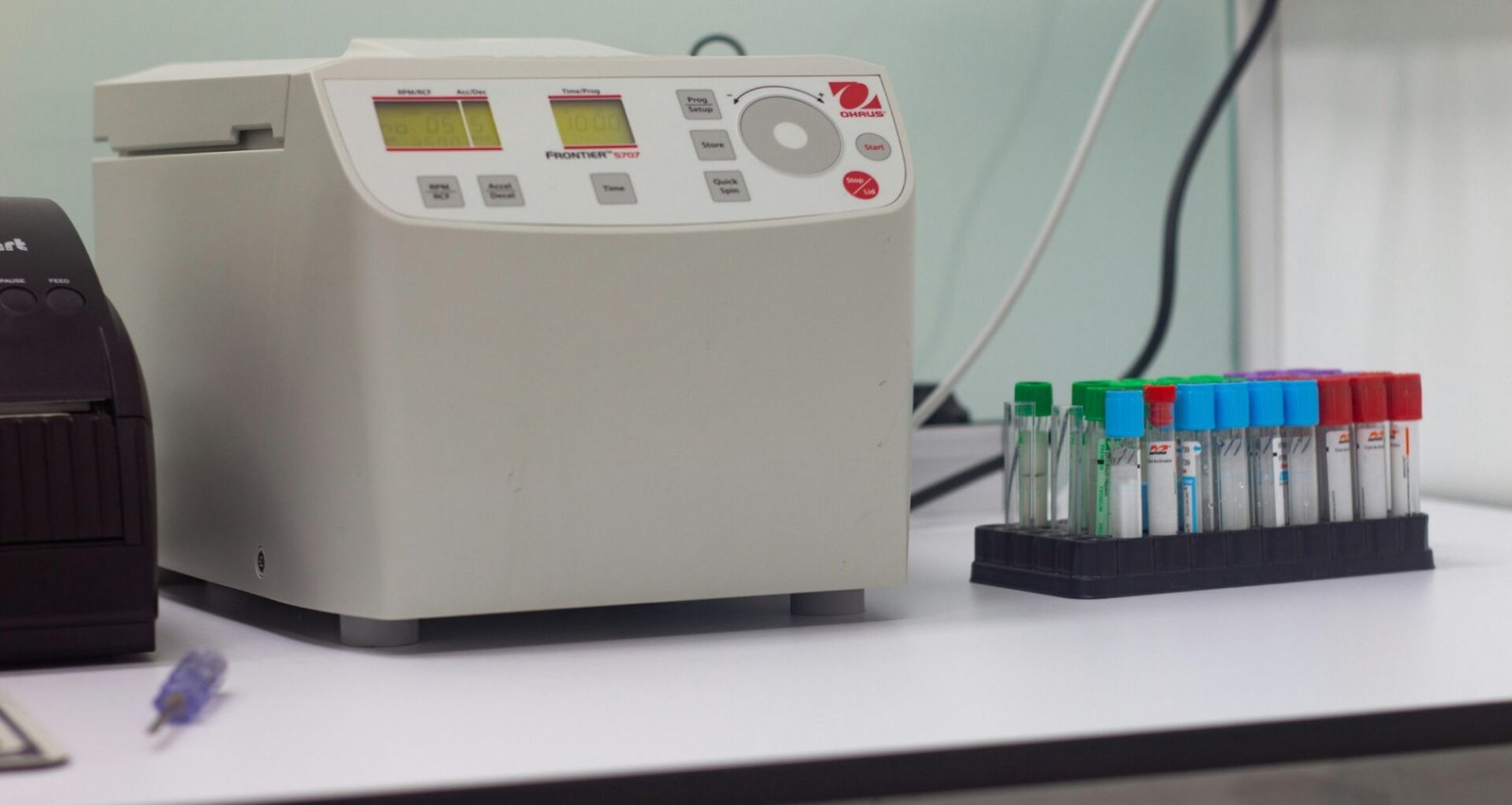 Weißes elektronisches Gerät mit Display und Tasten auf sauberem weißen Hintergrund, geeignet als Titelbild für Technikthemen.