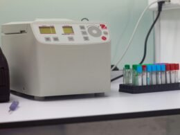 Weißes elektronisches Gerät mit Display und Tasten auf sauberem weißen Hintergrund, geeignet als Titelbild für Technikthemen.