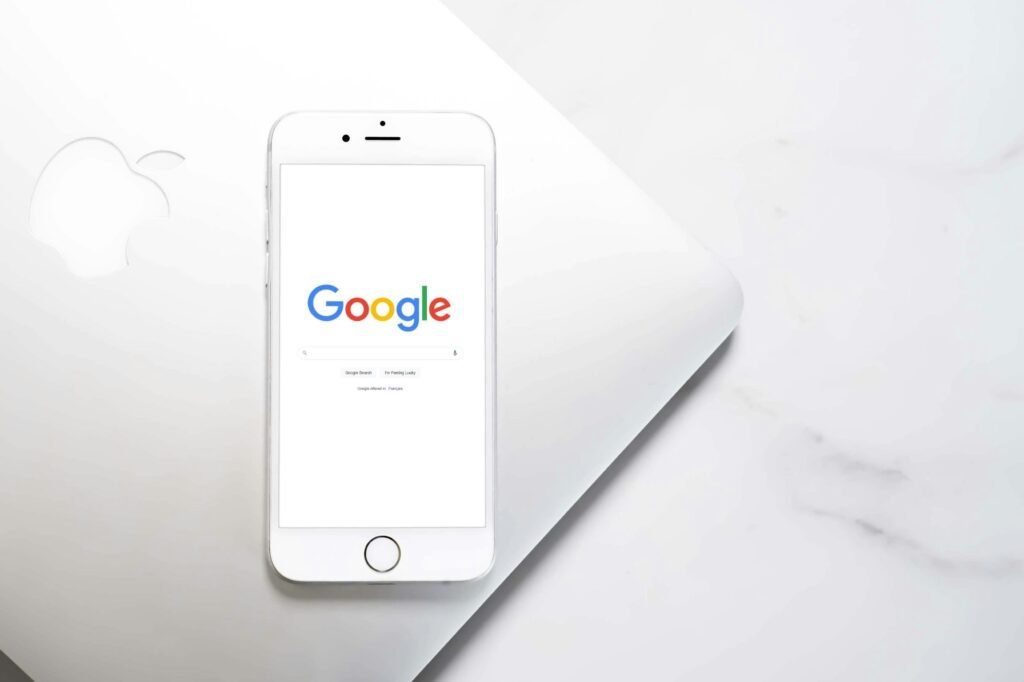 Nahaufnahme eines weißen Smartphones auf hellem Hintergrund, geeignet für digitale Themen oder mobile Anwendungen