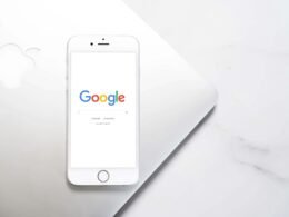 Nahaufnahme eines weißen Smartphones auf hellem Hintergrund, geeignet für digitale Themen oder mobile Anwendungen