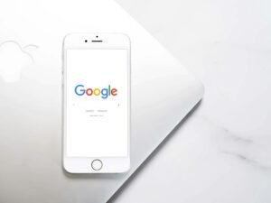 Nahaufnahme eines weißen Smartphones auf hellem Hintergrund, geeignet für digitale Themen oder mobile Anwendungen