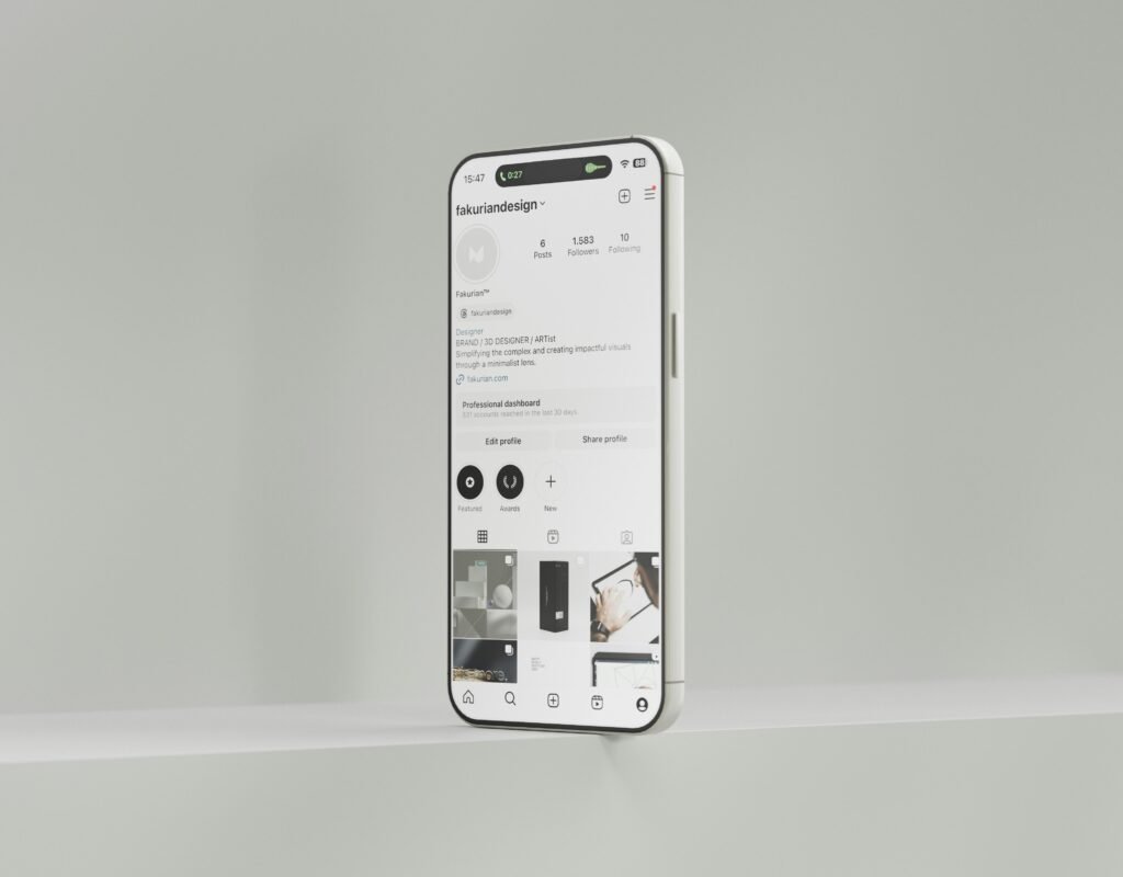 Ein weißes Mobiltelefon hängt mittig an einer hellen Wand, minimalistisches Motiv, Technik-Symbolbild