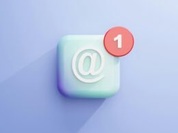 Minimalistische Komposition mit einem weißen Quadrat und einem roten Kreis darauf, aufgenommen von Philip Oroni