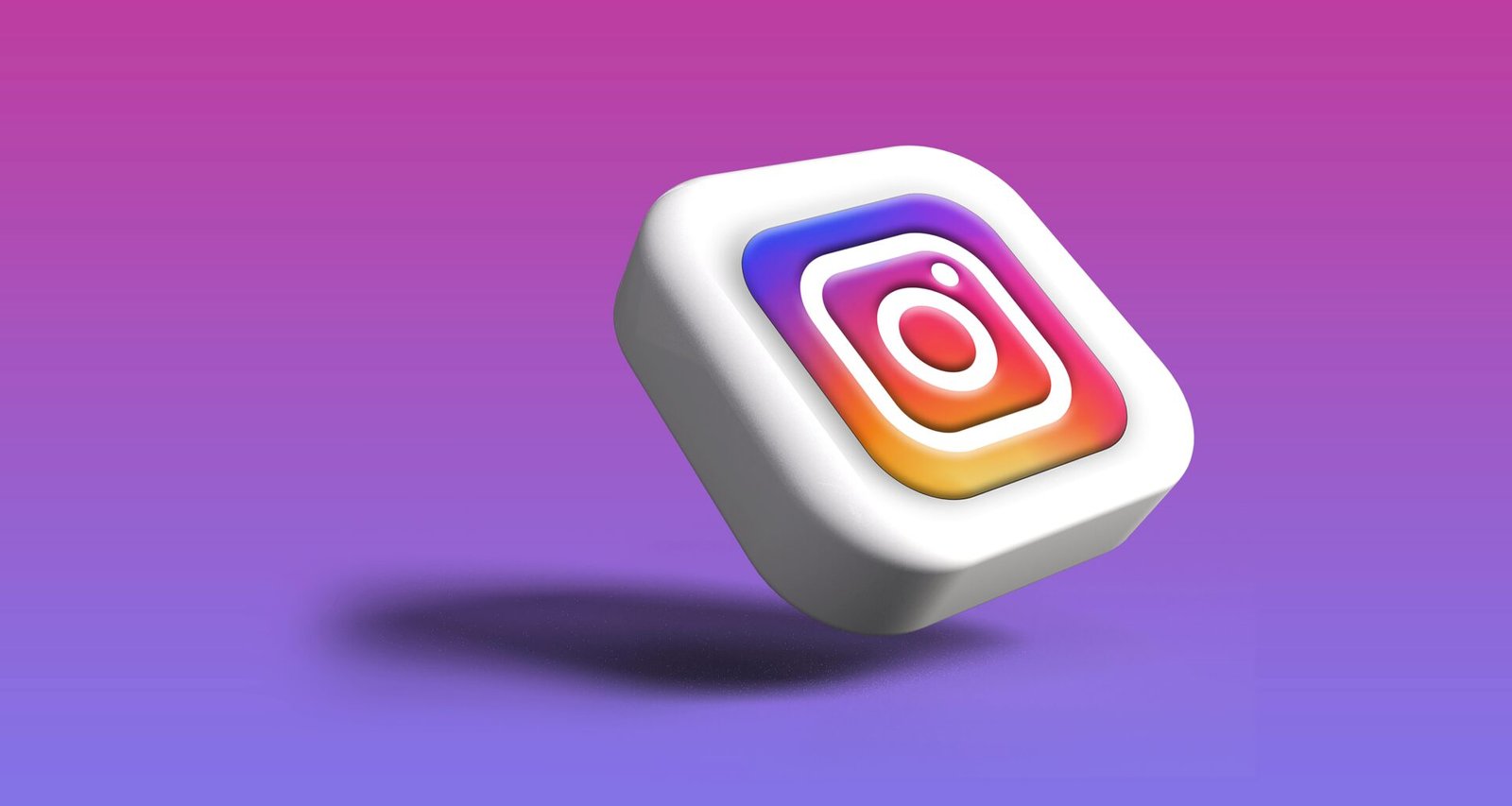 Ein weißer Würfel mit farbigem Instagram-Logo darauf – Symbol für Social-Media-Präsenz und digitale Markenbildung.