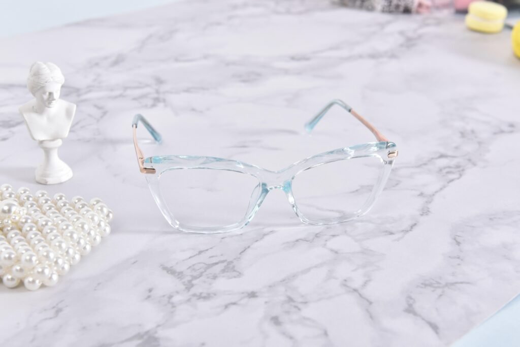 Eine klassische Brille liegt auf einer glatten Tischoberfläche, ideal zur Veranschaulichung von Alltagssituationen im Arbeitsbereich.