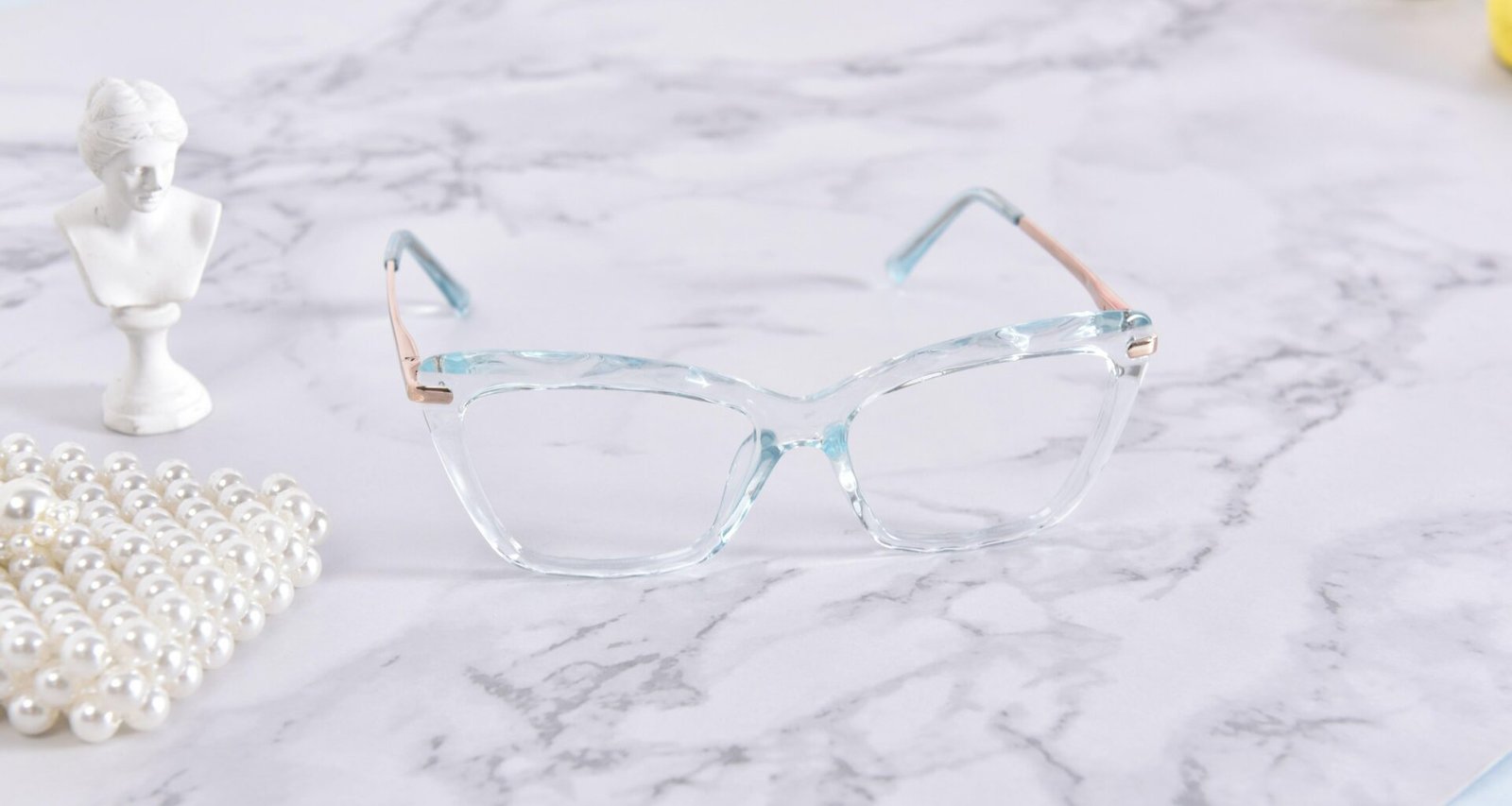 Eine klassische Brille liegt auf einer glatten Tischoberfläche, ideal zur Veranschaulichung von Alltagssituationen im Arbeitsbereich.