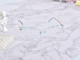 Eine klassische Brille liegt auf einer glatten Tischoberfläche, ideal zur Veranschaulichung von Alltagssituationen im Arbeitsbereich.