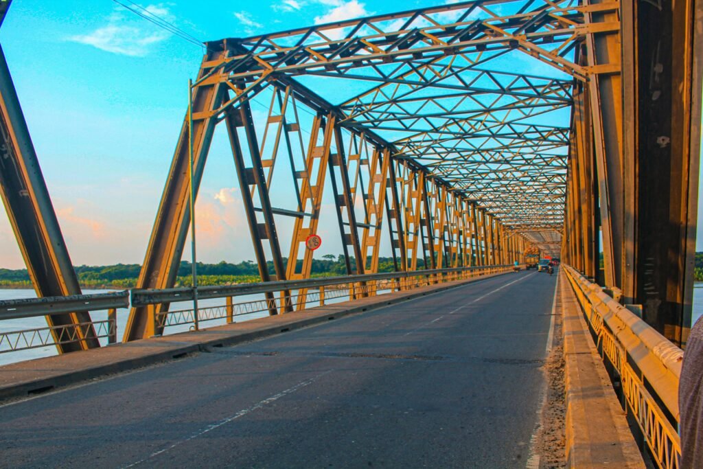 Eine moderne Brücke mit einem ausgebauten Gehweg, aufgenommen aus seitlicher Perspektive; zeigt Konstruktion und Wegführung.