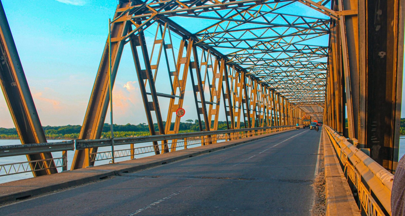Eine moderne Brücke mit einem ausgebauten Gehweg, aufgenommen aus seitlicher Perspektive; zeigt Konstruktion und Wegführung.