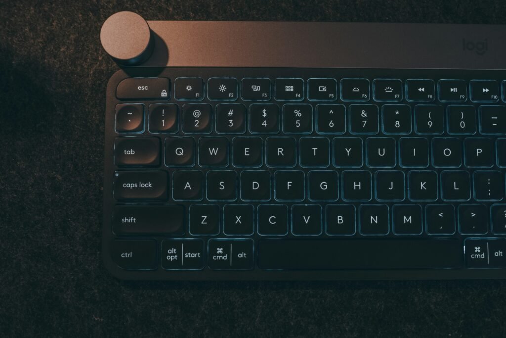 Nahaufnahme einer modernen Computertastatur, die auf einem Tisch liegt – ideal für Technik- und Online-Marketing-Artikel.