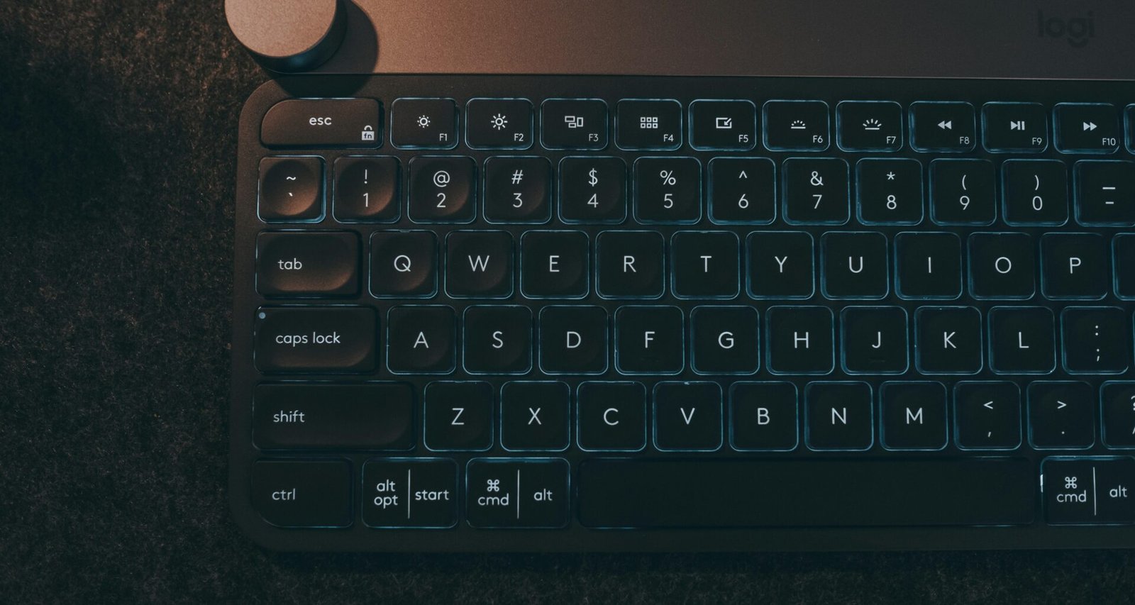 Nahaufnahme einer modernen Computertastatur, die auf einem Tisch liegt – ideal für Technik- und Online-Marketing-Artikel.