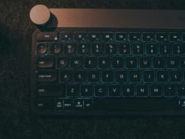 Nahaufnahme einer modernen Computertastatur, die auf einem Tisch liegt – ideal für Technik- und Online-Marketing-Artikel.