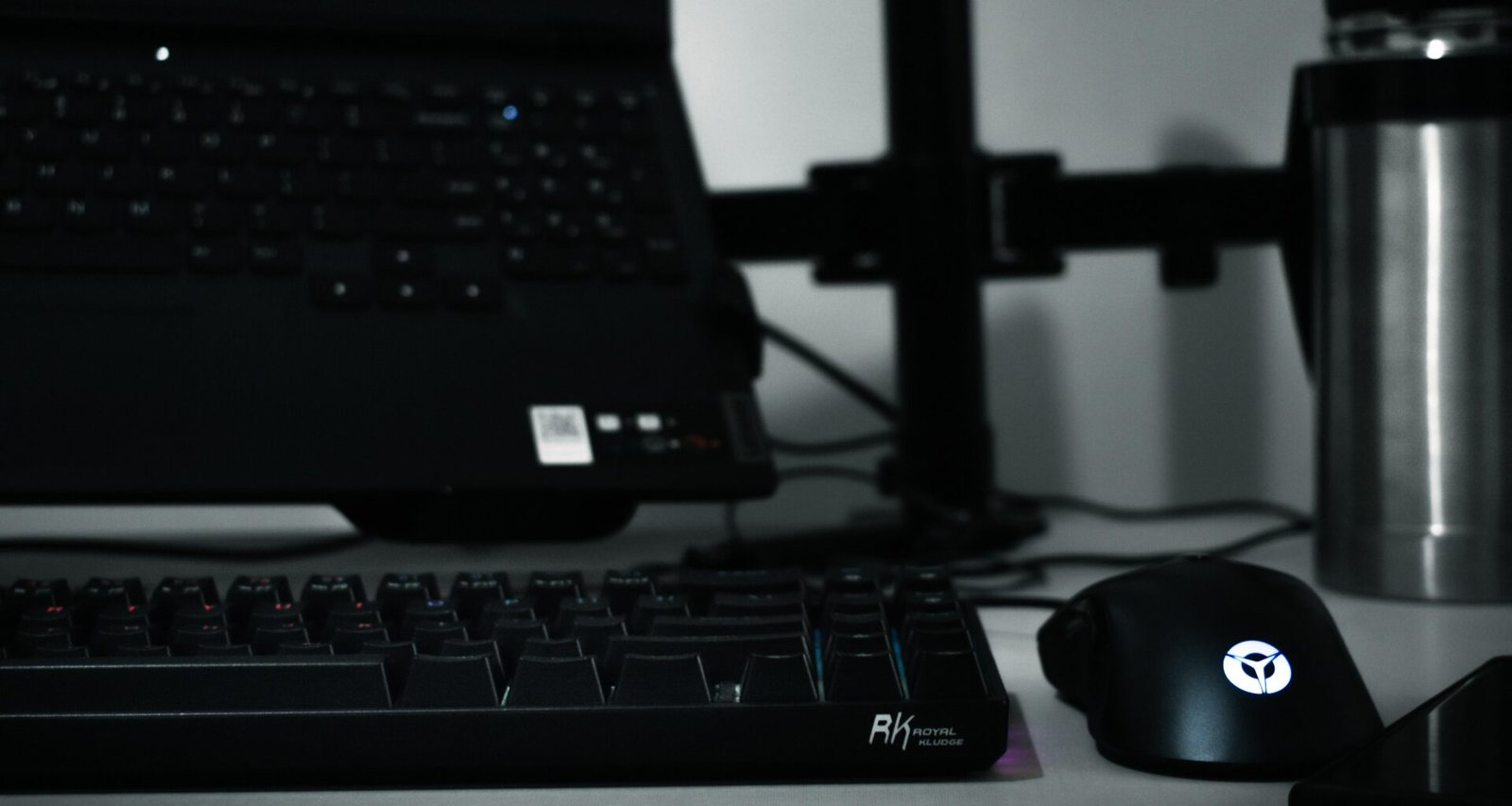 Ein Schreibtisch mit Laptop, externer Tastatur und Maus – ideal für produktives Arbeiten im Büro oder Homeoffice