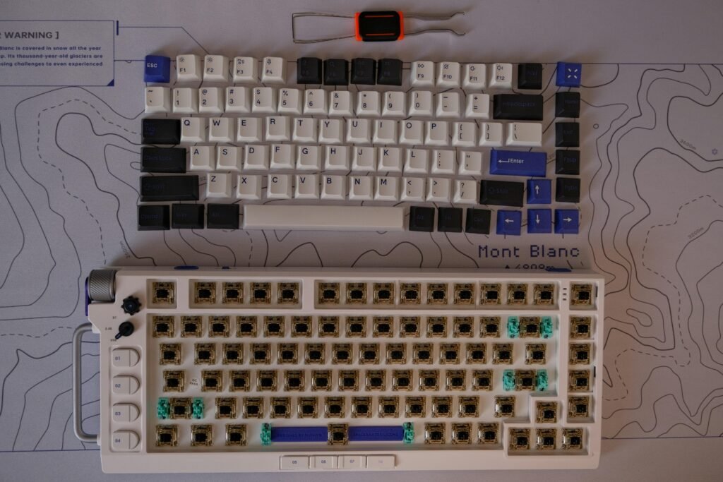 Computer-Tastatur und Computer-Maus liegen nebeneinander auf einem Arbeitstisch und bilden ein typisches Arbeitsumfeld.