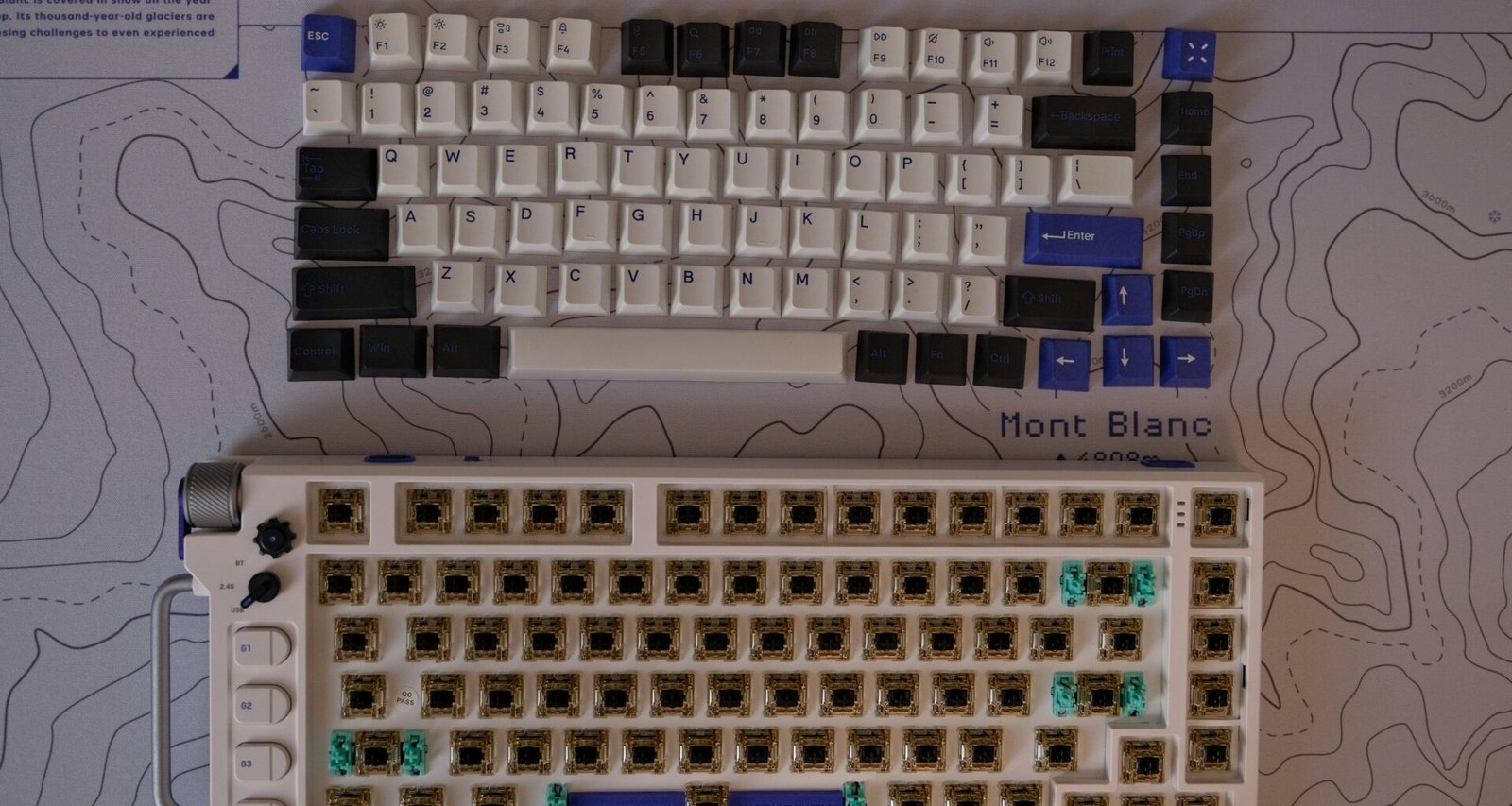 Computer-Tastatur und Computer-Maus liegen nebeneinander auf einem Arbeitstisch und bilden ein typisches Arbeitsumfeld.