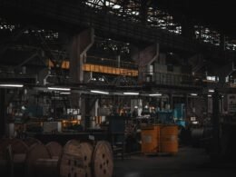 Innenansicht einer großen Fabrik mit vielen Maschinen und komplexer Industrieausstattung für verschiedene Fertigungsprozesse