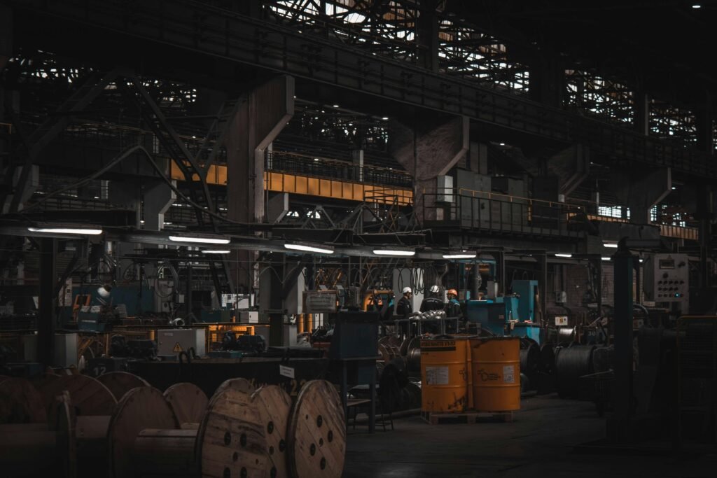 Eine große Fabrikhalle voller moderner Maschinen und Maschinenanlagen zur industriellen Produktion.