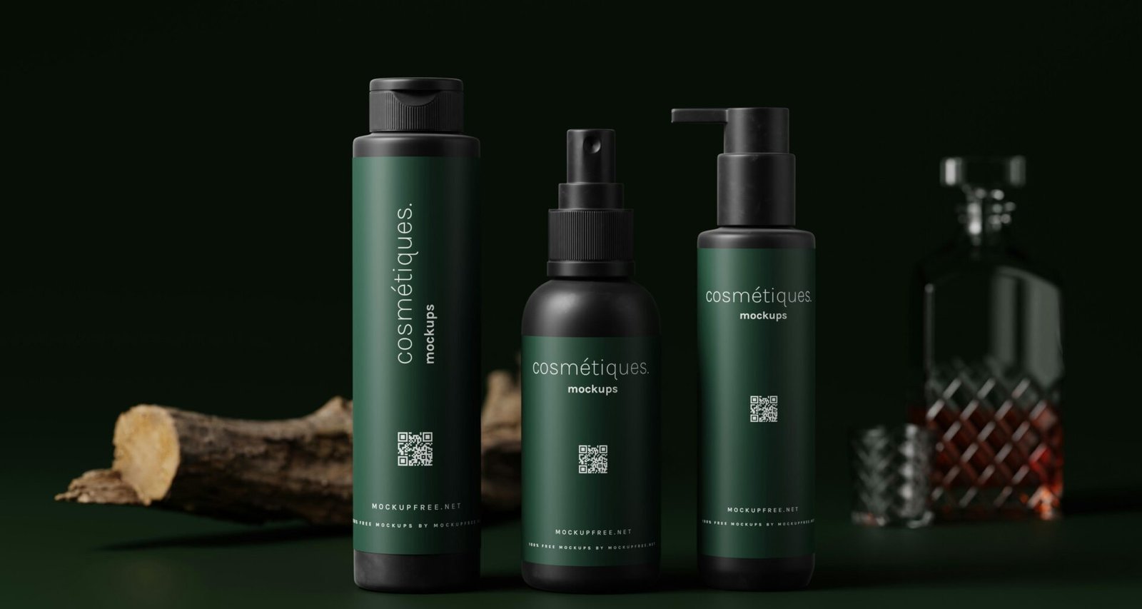 Drei nebeneinander stehende Flaschen, darunter Shampoo und Lotion, in schlichtem, modernem Verpackungsdesign