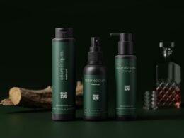 Drei nebeneinander stehende Flaschen, darunter Shampoo und Lotion, in schlichtem, modernem Verpackungsdesign