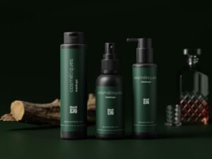 Drei nebeneinander stehende Flaschen, darunter Shampoo und Lotion, in schlichtem, modernem Verpackungsdesign