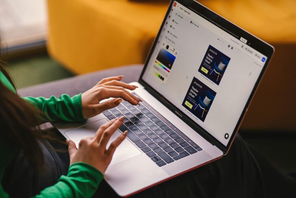 Frau sitzt auf einem Sofa und nutzt einen Laptop zur Arbeit, typisches Szenario für Homeoffice und remote Arbeiten