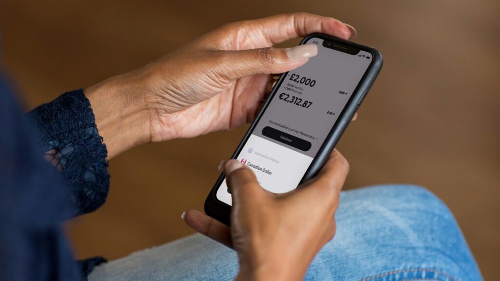 Frau hält ein Smartphone in der Hand und blickt auf das Display, moderne Techniknutzung im Alltag