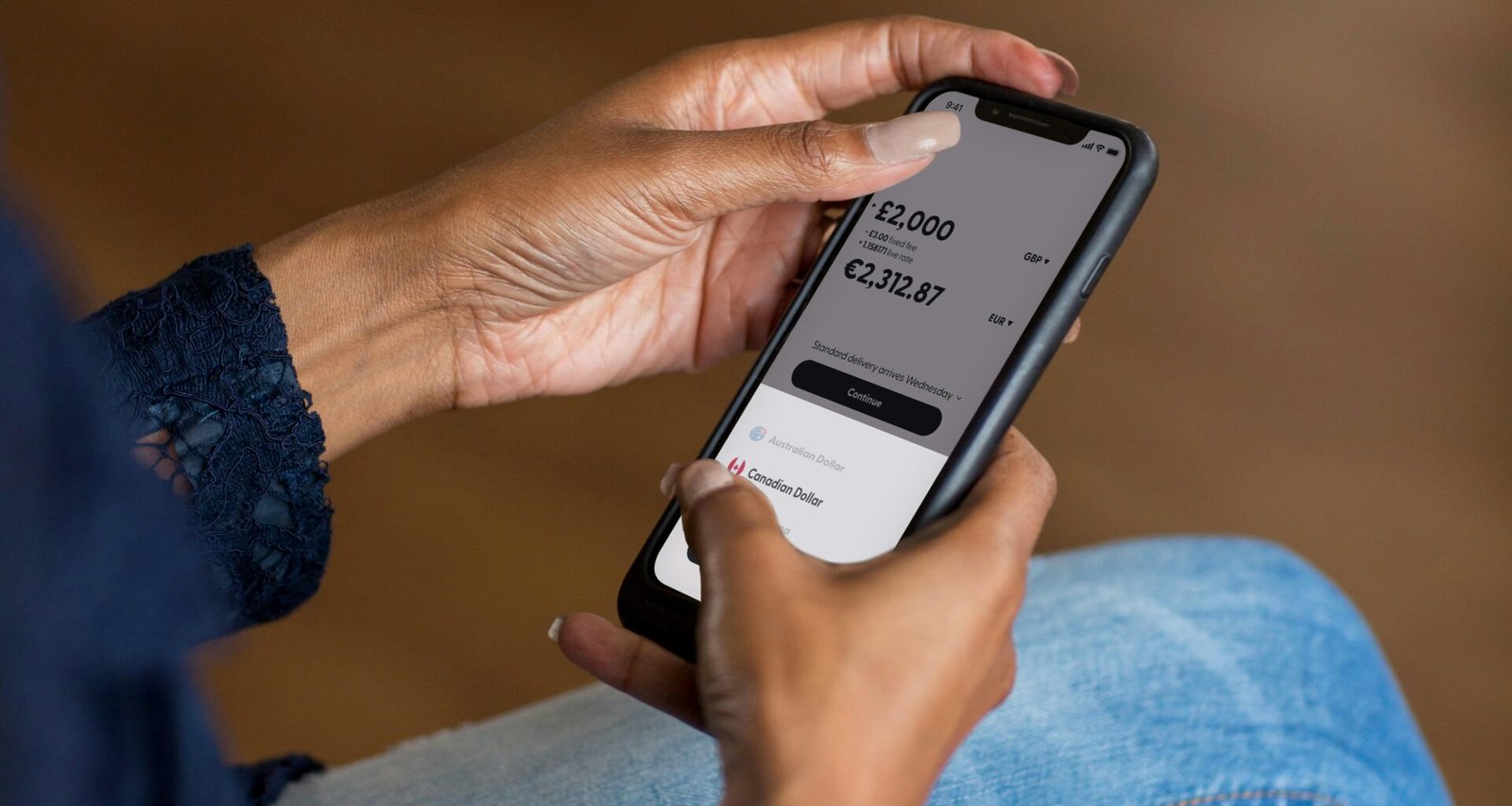 Frau hält ein Smartphone in der Hand und blickt auf das Display, moderne Techniknutzung im Alltag