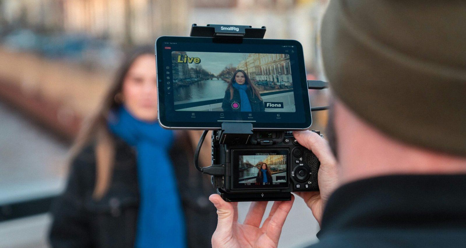 Frau mit blauem Schal wird im Freien gefilmt, Hintergründe unscharf, Fokus auf Outdoor-Setting