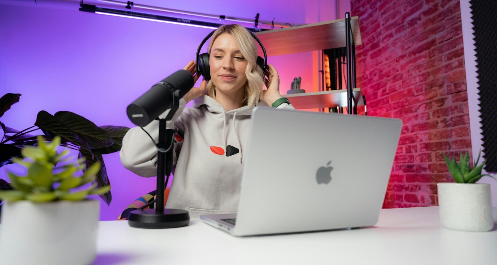 Frau sitzt an einem Schreibtisch und arbeitet an einem Laptop, typische Szene im digitalen Arbeitsalltag