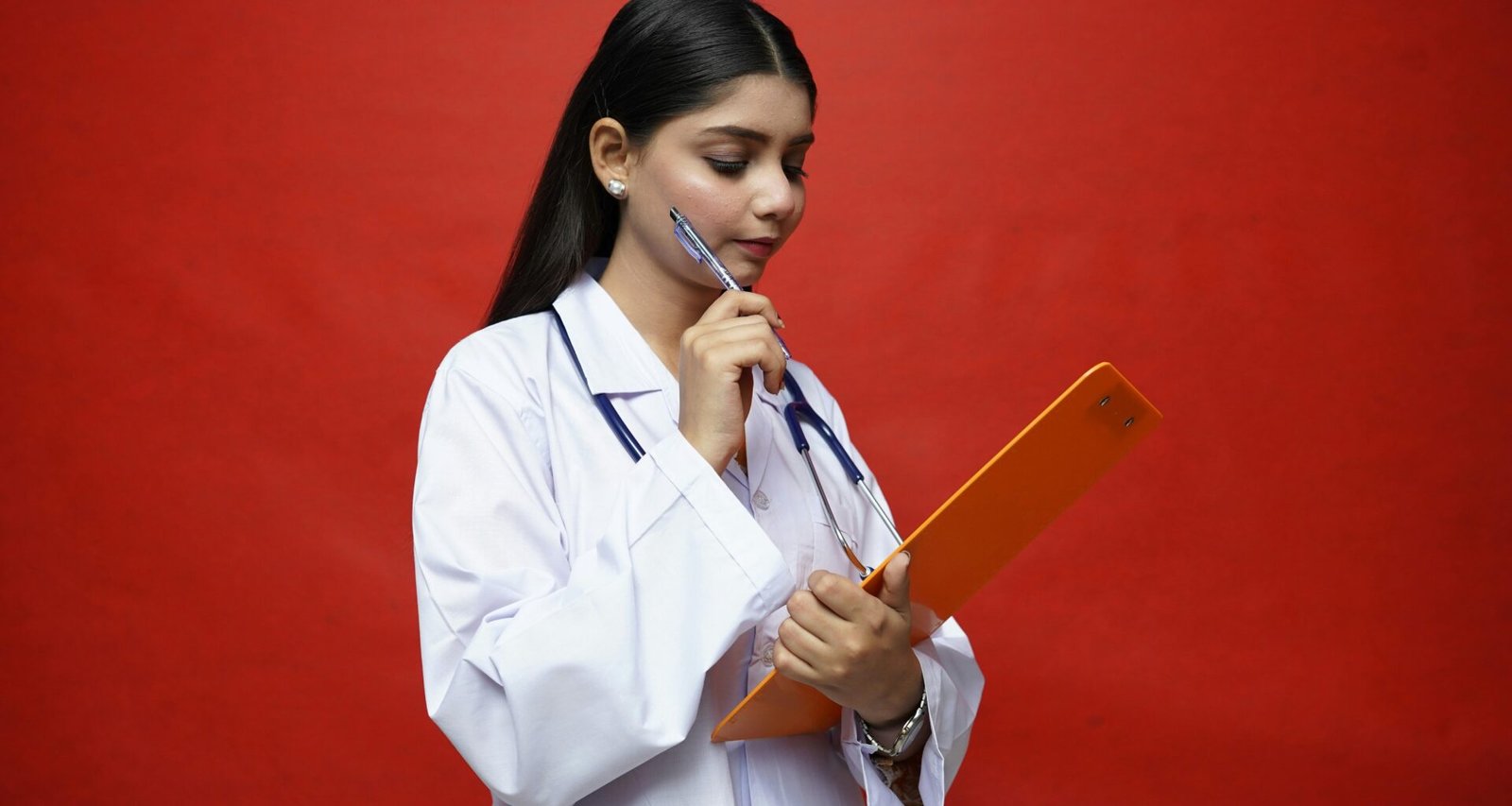 Eine Frau sitzt entspannt und spielt Gitarre, eingefangen in einem hellen Raum mit natürlichen Lichtquellen