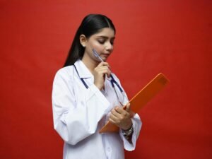 Eine Frau sitzt entspannt und spielt Gitarre, eingefangen in einem hellen Raum mit natürlichen Lichtquellen