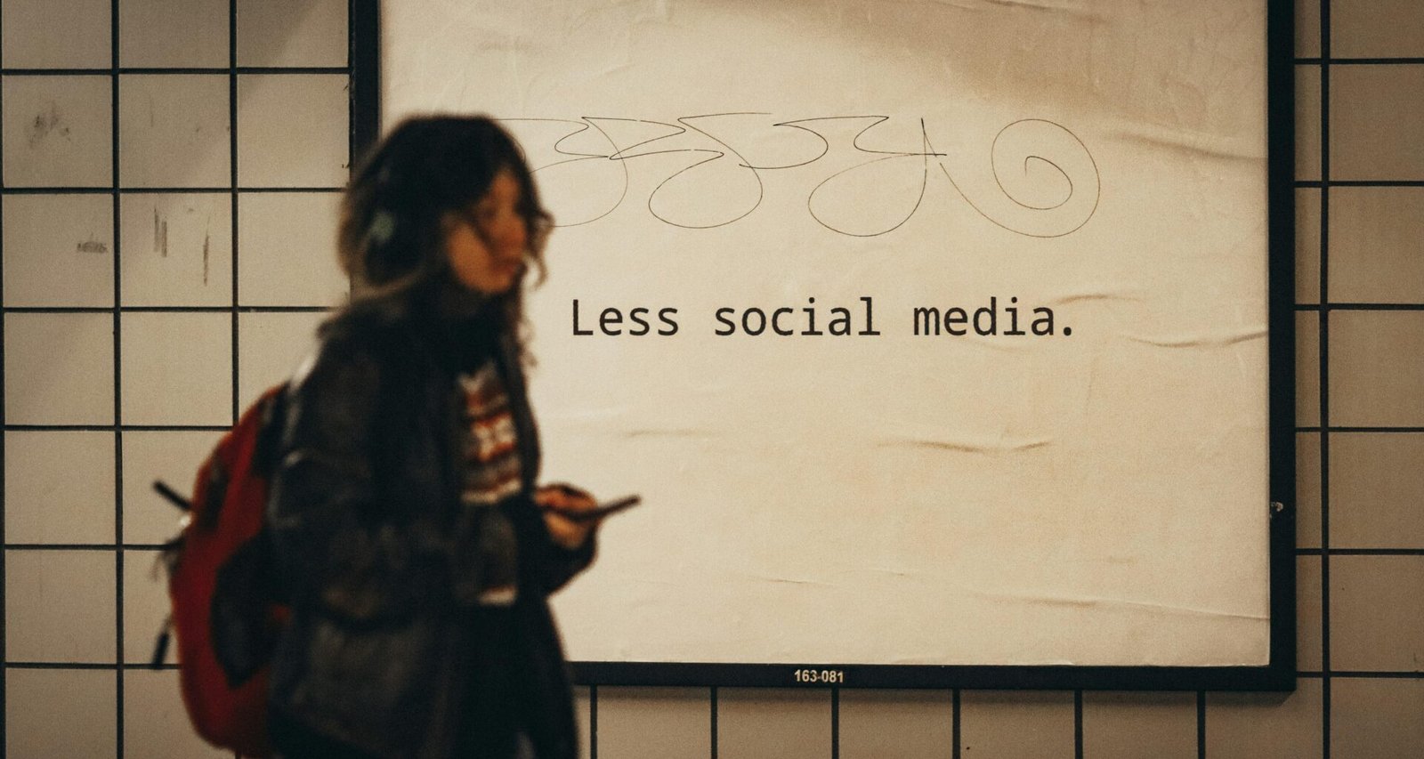 Frau steht vor einem Schild mit der Aufschrift 'Less Social Media', Symbol für achtsamen Umgang mit sozialen Medien