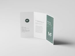 Gefaltete Broschüre in klassischem Layout auf weißem Hintergrund, ideal zur Präsentation von Designideen oder Printmaterialien