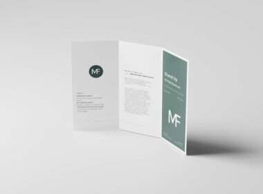 Gefaltete Broschüre in klassischem Layout auf weißem Hintergrund, ideal zur Präsentation von Designideen oder Printmaterialien