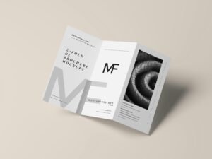 Gefaltete Broschüre mit schlichter Schwarz-Weiß-Fotografie als zentrales Gestaltungselement, aufgenommen auf hellem Untergrund