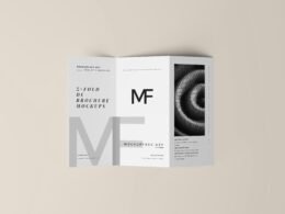 Gefaltete Broschüre mit einem schwarz-weißen Foto als Beispiel für modernes Broschüren-Design auf neutralem Hintergrund