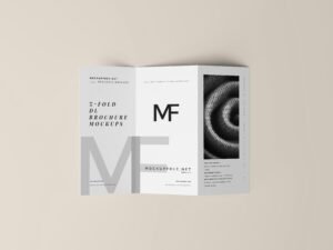 Gefaltete Broschüre mit einem schwarz-weißen Foto als Beispiel für modernes Broschüren-Design auf neutralem Hintergrund