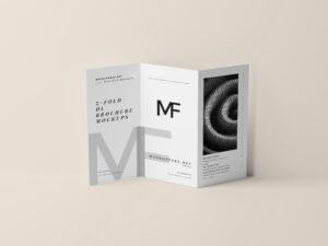 Gefaltete Broschüre mit schwarz-weißem Design auf weißem Untergrund als Beispiel für modernes Printdesign