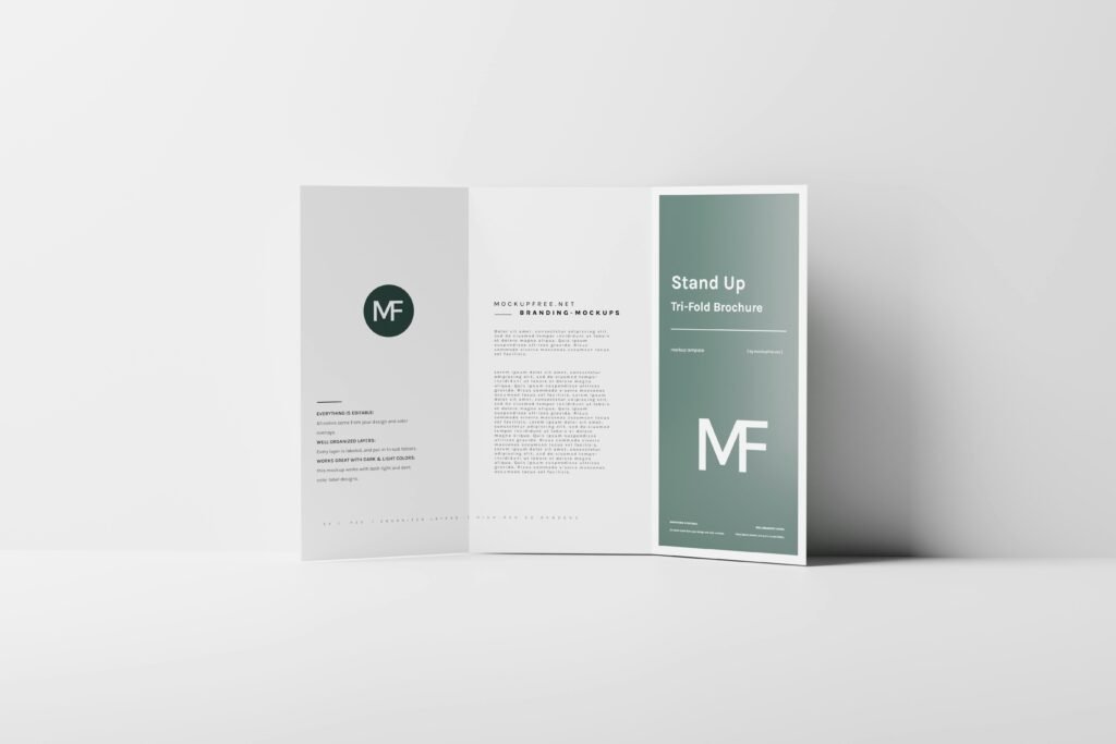 Gefaltete Broschüre auf weißer Fläche, ideal für Werbepräsentationen und Printdesign-Demonstrationen