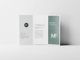 Gefaltete Broschüre auf weißer Fläche, ideal für Werbepräsentationen und Printdesign-Demonstrationen