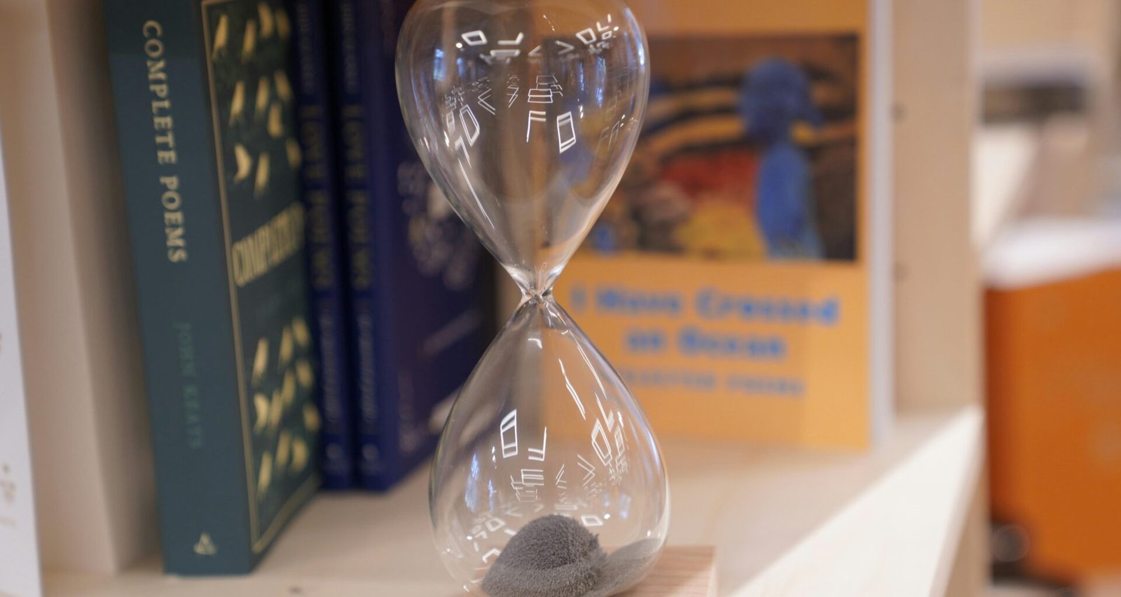 Ein transparenter Glastrophäe steht auf einem Tisch. Das Bild eignet sich zur Darstellung von Auszeichnungen oder Erfolgen.