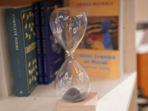 Ein transparenter Glastrophäe steht auf einem Tisch. Das Bild eignet sich zur Darstellung von Auszeichnungen oder Erfolgen.