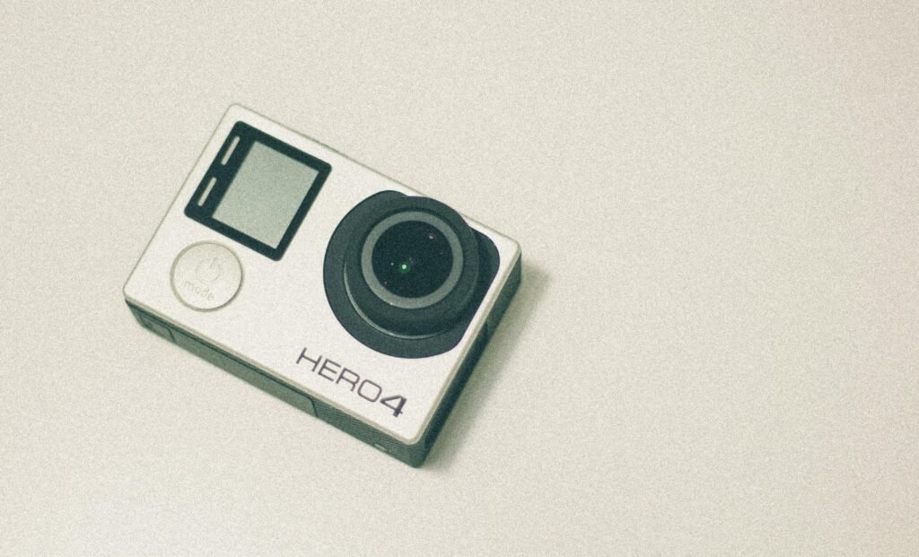 GoPro Hero4 Kamera auf weißer Fläche, ideal für Technik- und Fotografieartikel rund um Actioncams