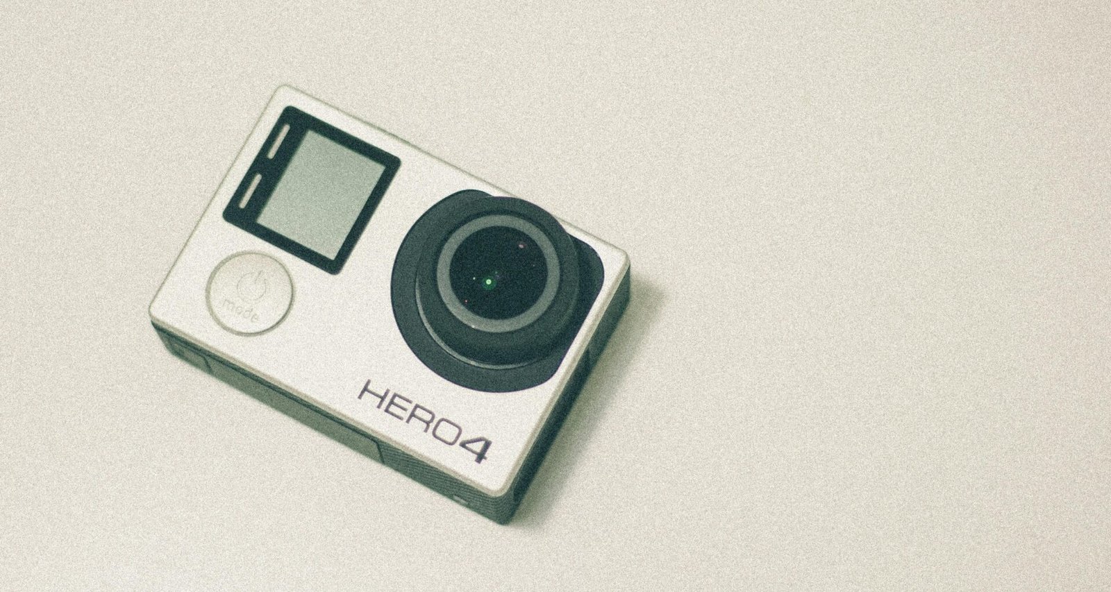 GoPro Hero4 Kamera auf weißer Fläche, ideal für Technik- und Fotografieartikel rund um Actioncams