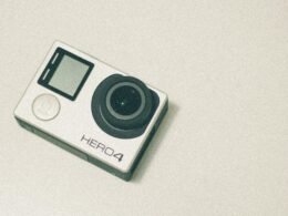 GoPro Hero4 Kamera auf weißer Fläche, ideal für Technik- und Fotografieartikel rund um Actioncams